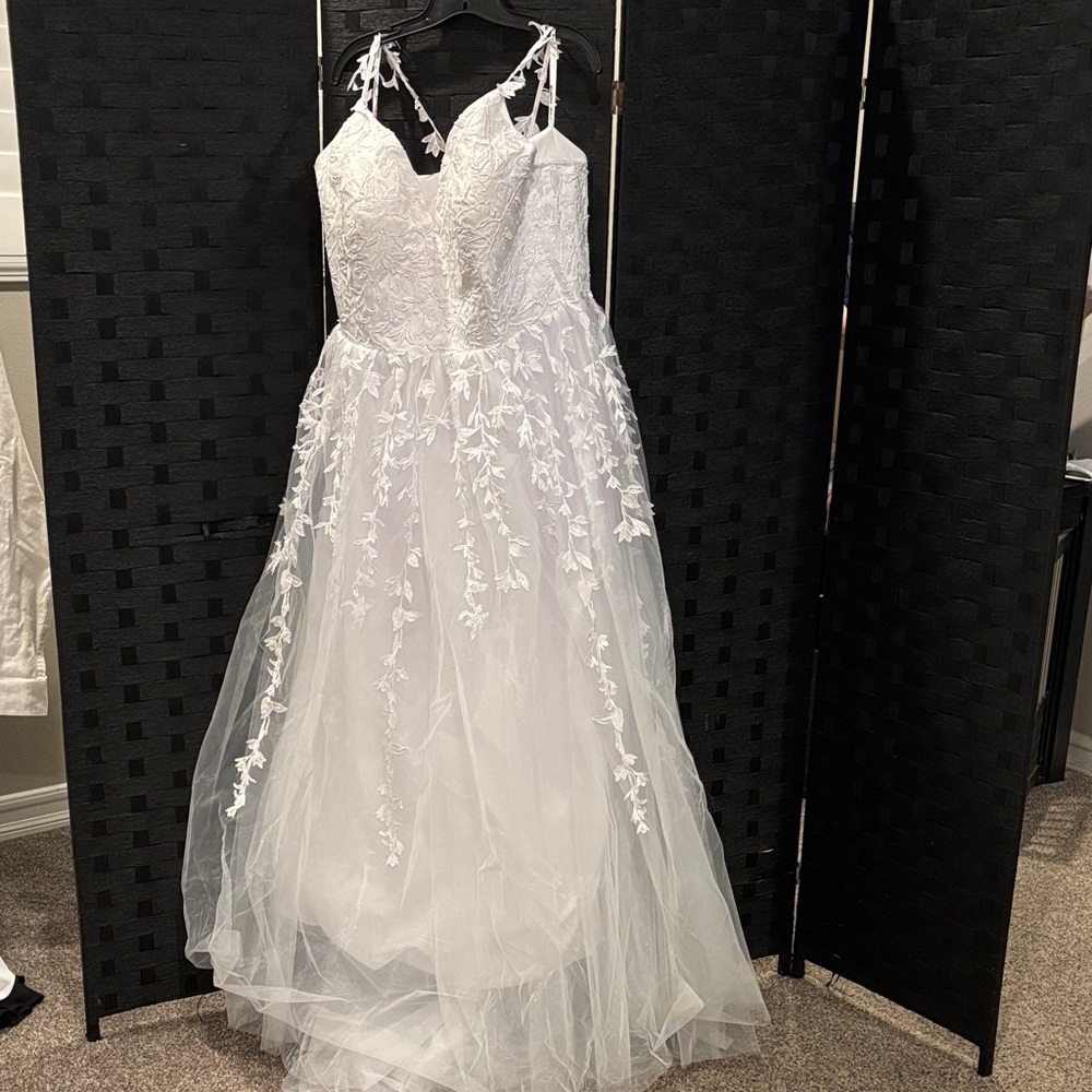 Elegant White Lace Wedding Dress